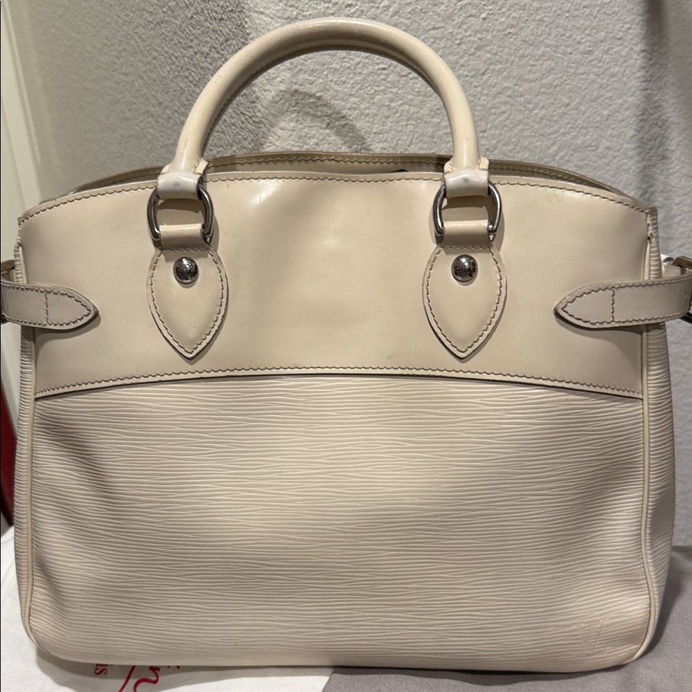 Louis Vuitton Elegant Cream Handbag